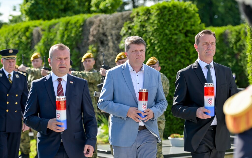 [FOTO] Uoči Dana državnosti na Gradskom groblju u Varaždinu odana počast poginulim, preminulim te nestalim hrvatskim braniteljima kao i civilnim žrtvama Domovinskog rata