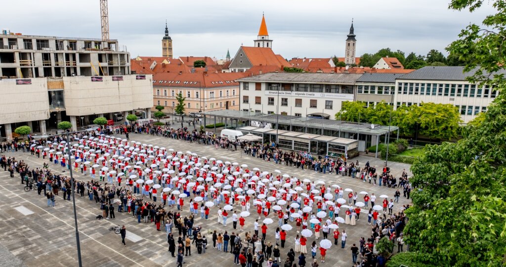 [FOTO] I kiša je stala pred Quadrillom: 582 maturanta proslavila kraj školovanja na Kapucinskom trgu