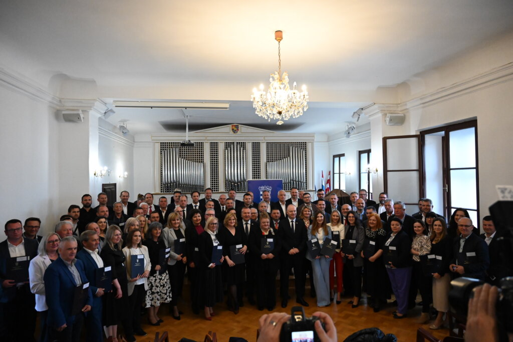 Varaždin: Ministar Šipić uručio ugovore vrijedne oko 7 milijuna eura za vrtiće i igrališta