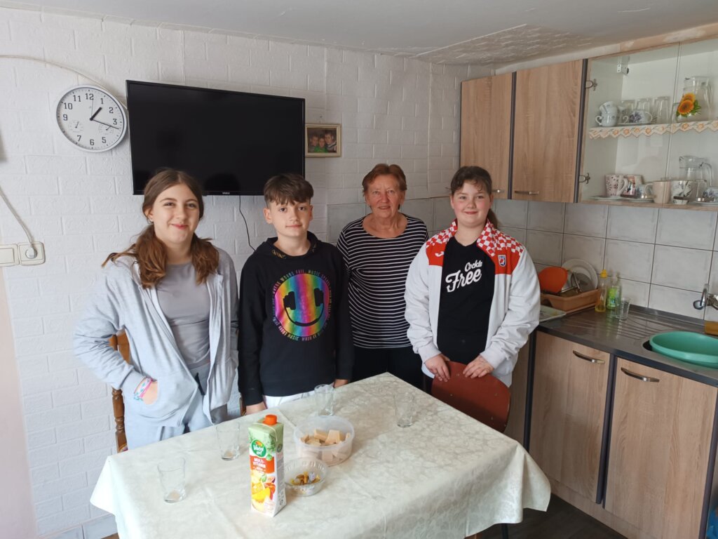 Đurđevački učenici razveselili starije korisnike programa Snaga pomoći