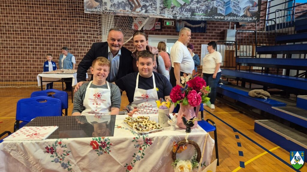 [FOTO] Školarci pokazali čuvanje tradicije kroz izradu kolača na 10. Maloj virovskoj prkačijadi