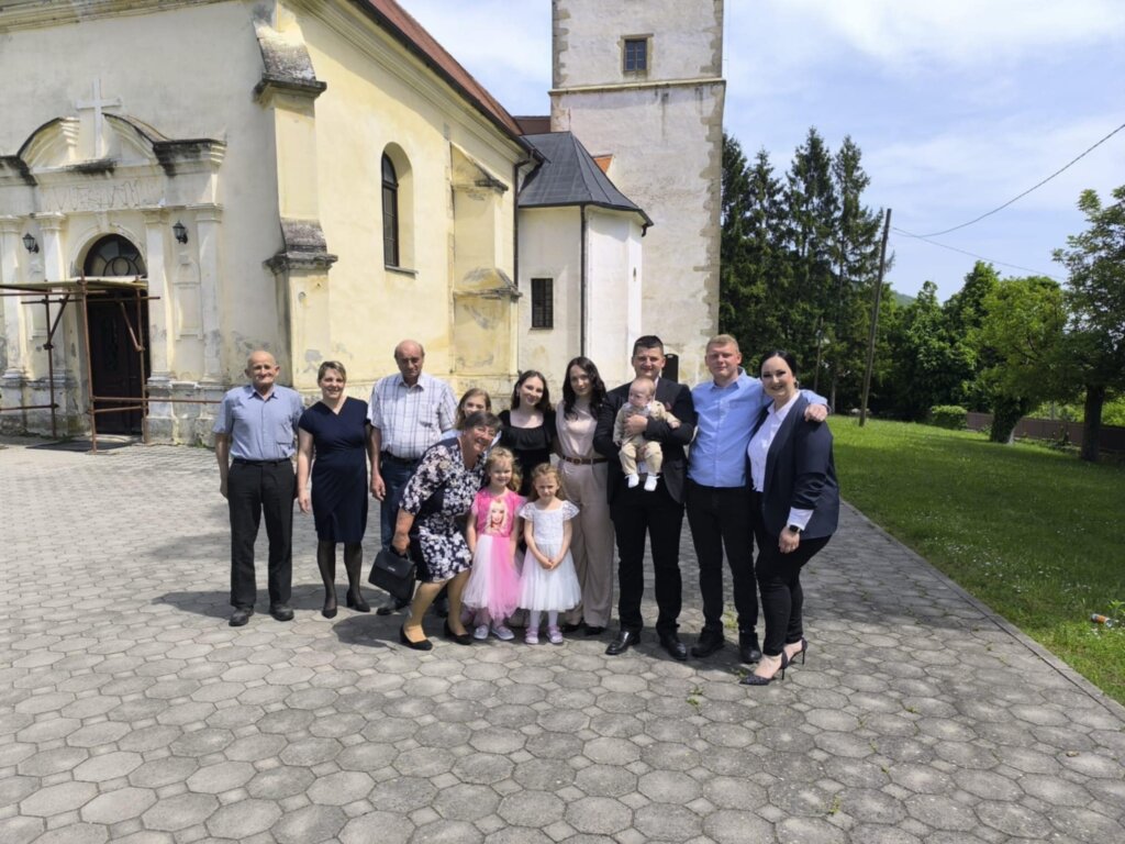 SAKRAMENT KRŠTENJA Kršten je mali Matija