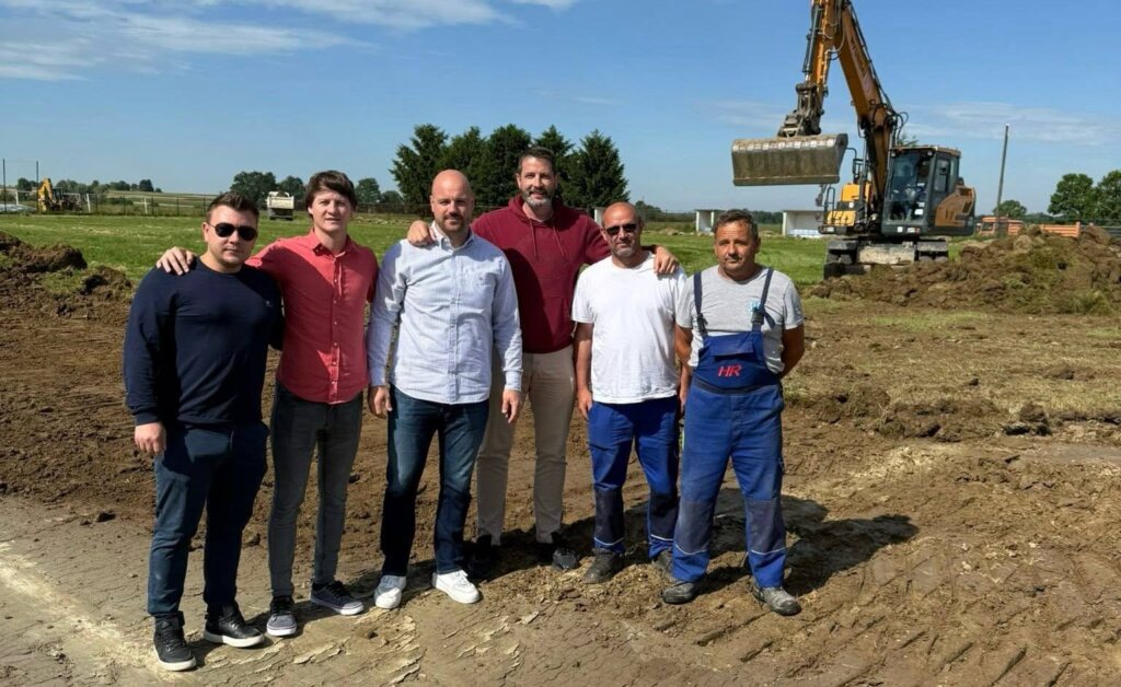 KRENULI RADOVI Nogometni klub Dubrava dobit će novi teren sa sustavom navodnjavanja