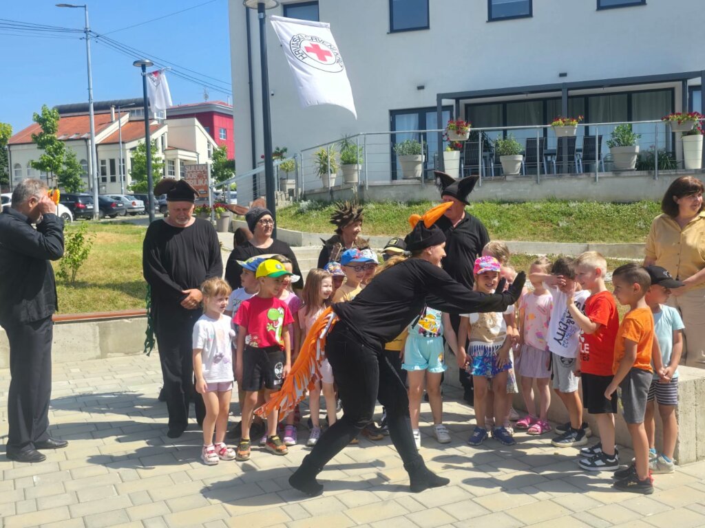 U Gradskom društvu Crvenog križa Vrbovec održana je pretpremijera predstave “Priča o ježu”