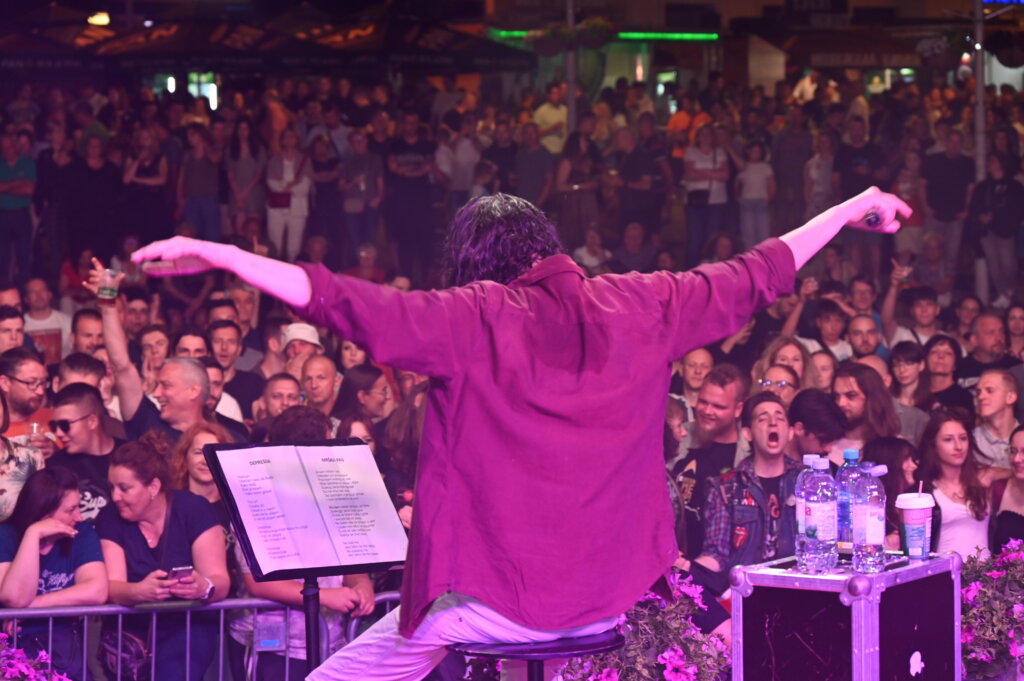 [FOTO/VIDEO] U Križevcima nisu bile cajke, već Goran Bare & Majke