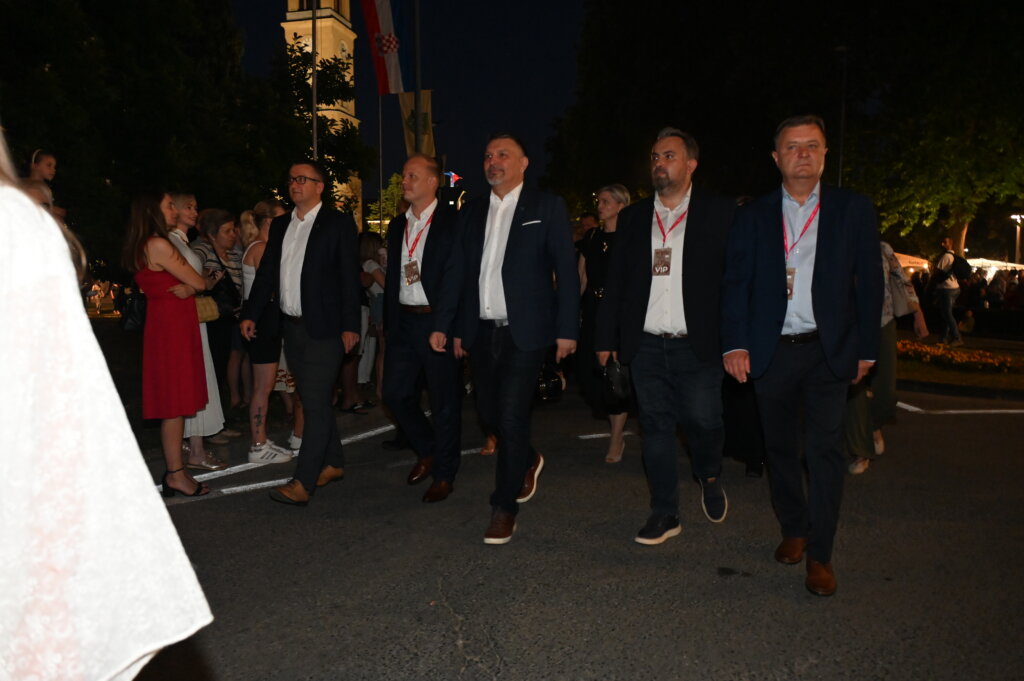 [FOTO/VIDEO] PICOKIJADA Tradicionalna svečana povorka prošla je kroz Đurđevac