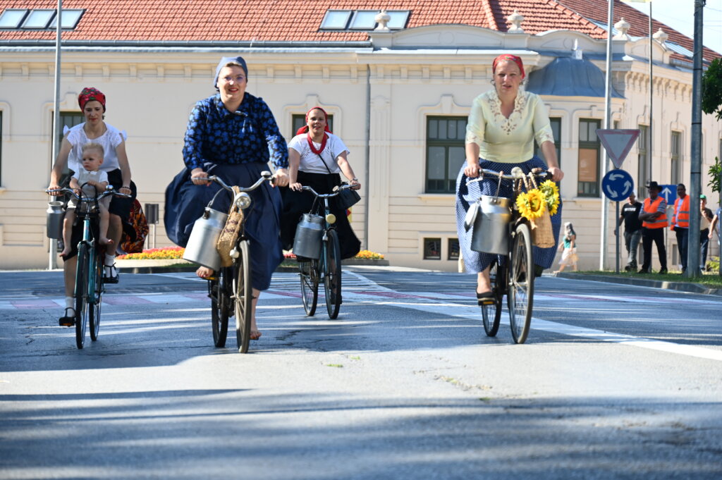 [FOTO] OVO SE NE VIĐA SVAKI DAN Utrka oldtimer bicikala s mljekarskom kanticom