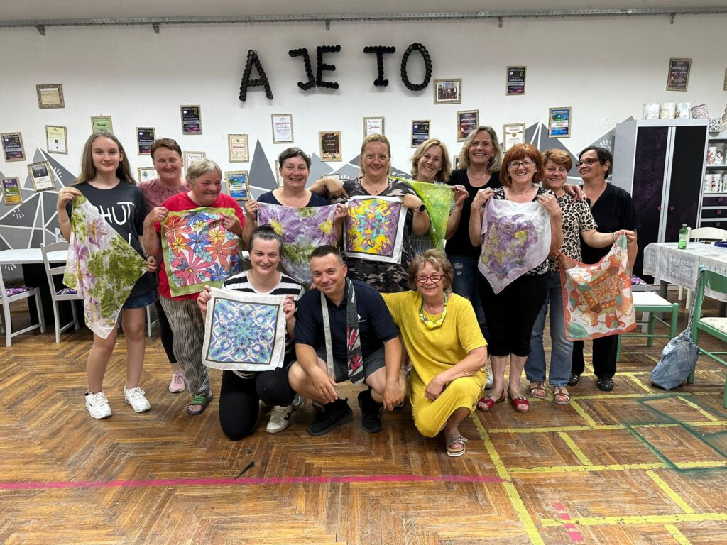 [FOTO] U suradnji Udruga “A je to Art” i “Svila Podravska” održana radionica oslikavanja svile