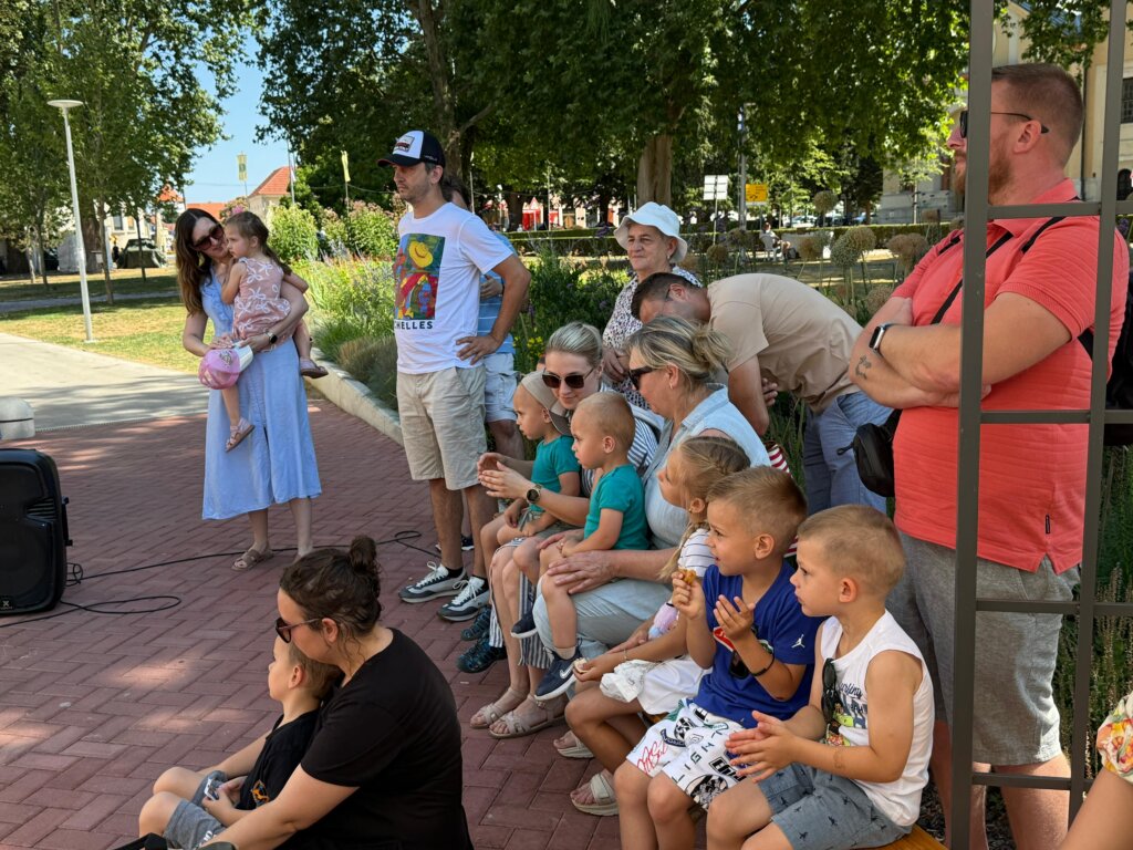 [FOTO/VIDEO] Pripremimo dar za pet, cvijeće tortu ili med, dječji smijeh i kazališna čarolija ispunili Trg sv. Jurja