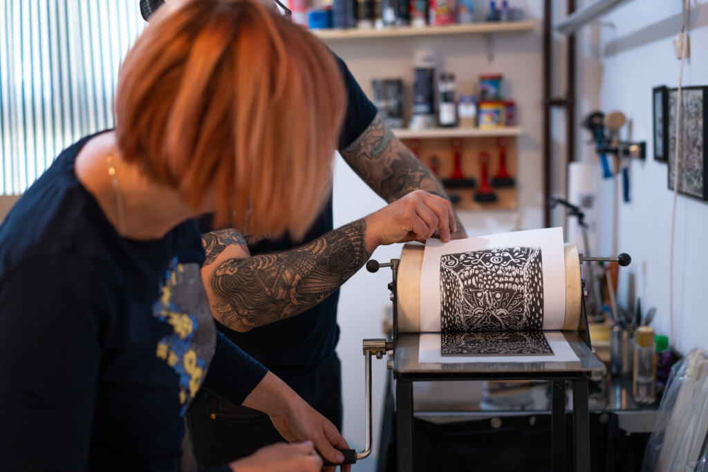 Radionica linoreza s Tomislavom Sertićem u Atelieriu Koprivnica