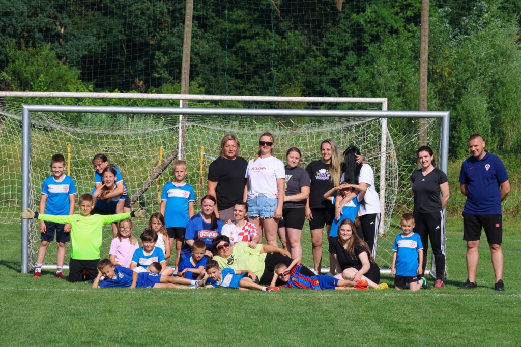 NOGOMETNI BLAGDAN U GRADECU U nogometu uživali mali, veliki, amateri, profeionalci, muškarci, žene i djeca