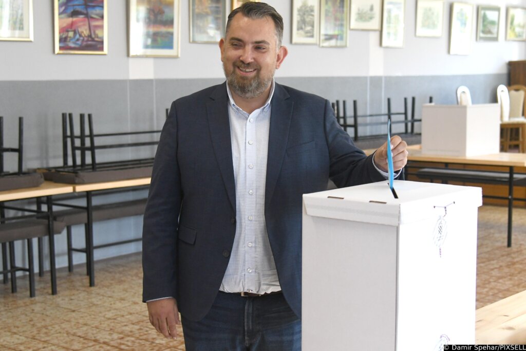 Kandidat za župana Koprivničko-križevačke županije Tomislav Golubić u pratnji supruge izašao na biralište