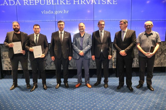 [FOTO] Zagrebačkoj županiji dodijeljeni ugovori za dogradnju škola u Brdovcu, Kerestincu i Graberju Ivanićkom