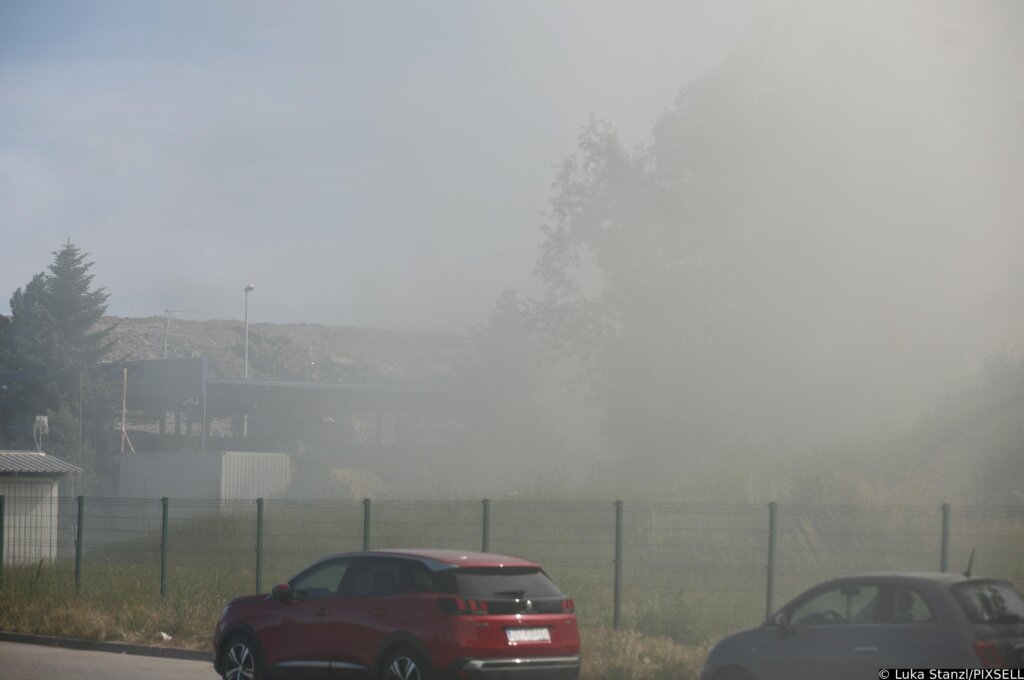 Pod nadzorom požar na platou za razvrstavanje glomaznog otpada na Jakuševcu