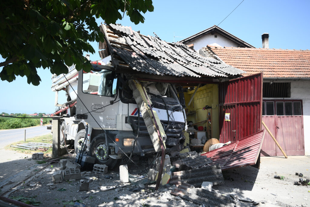 Zagreb: Kamion Naletio Na Kuću U Botincu