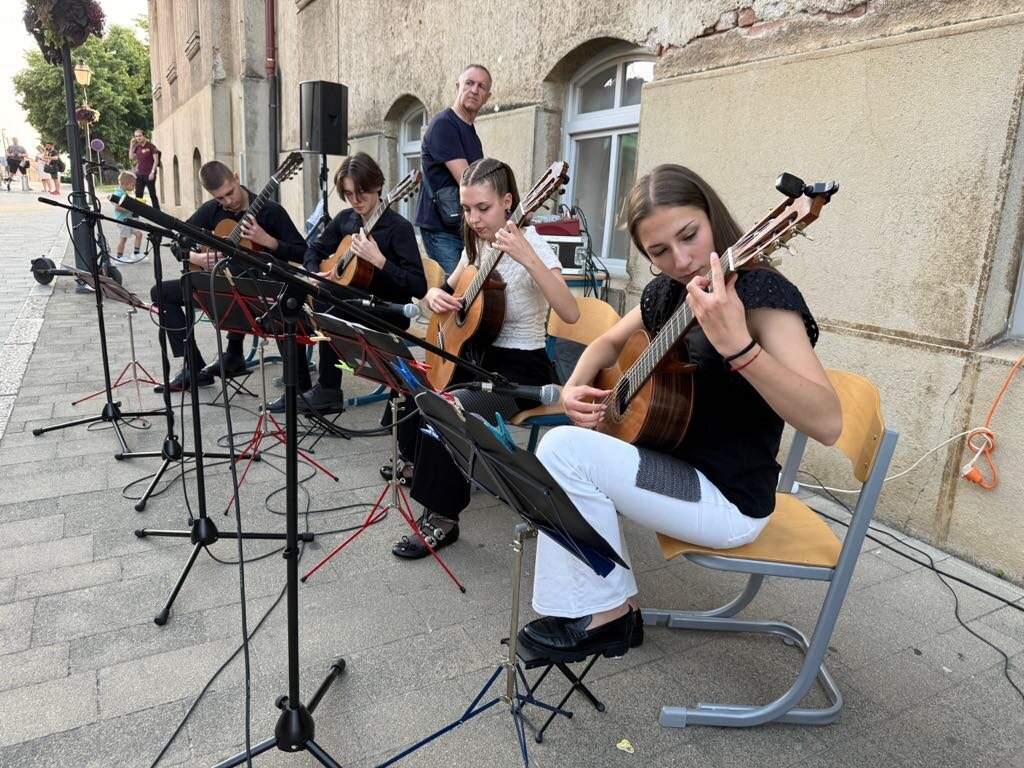 Raspjevani Prozori (1)