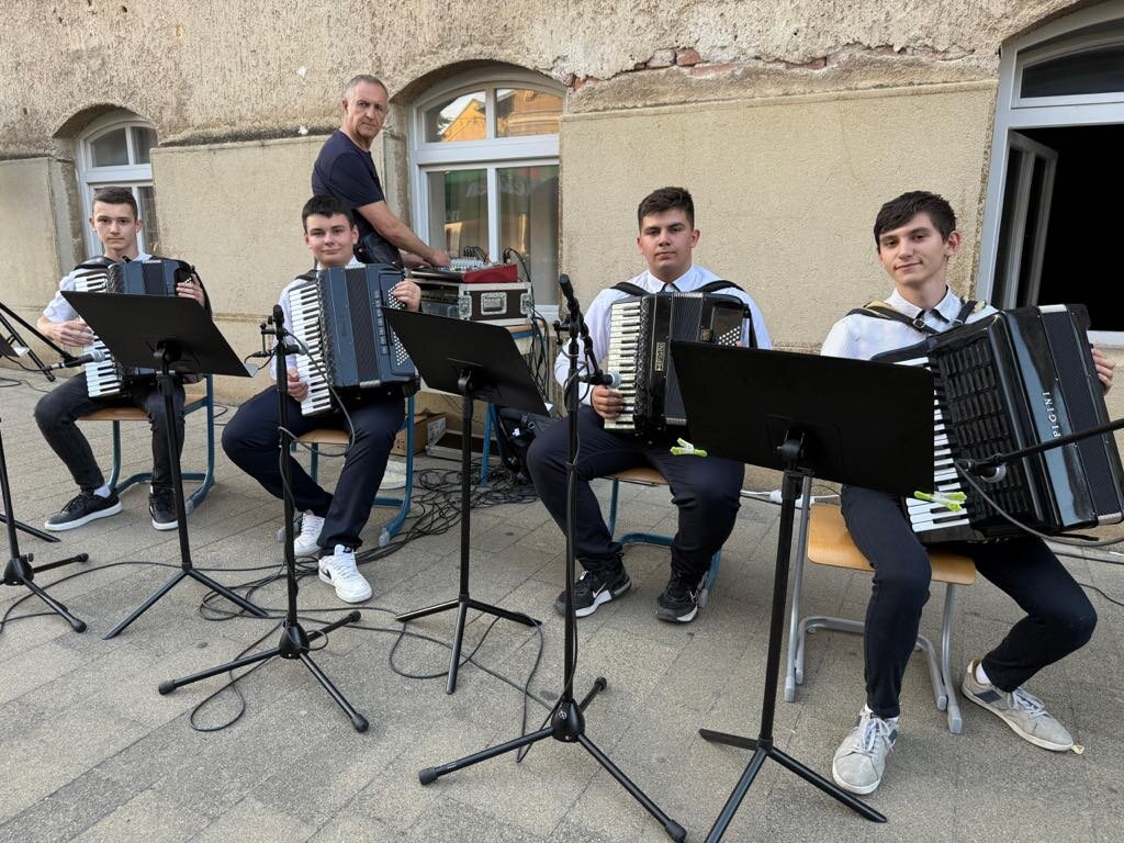 Raspjevani Prozori (3)