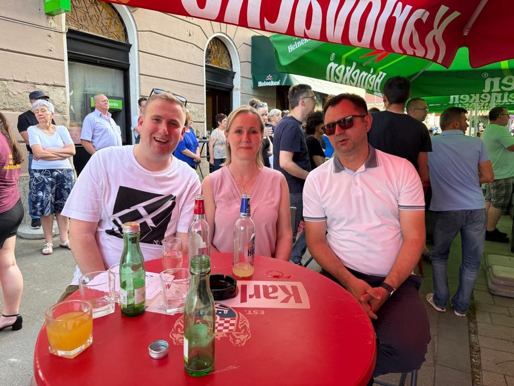 Raspjevani Prozori (6)