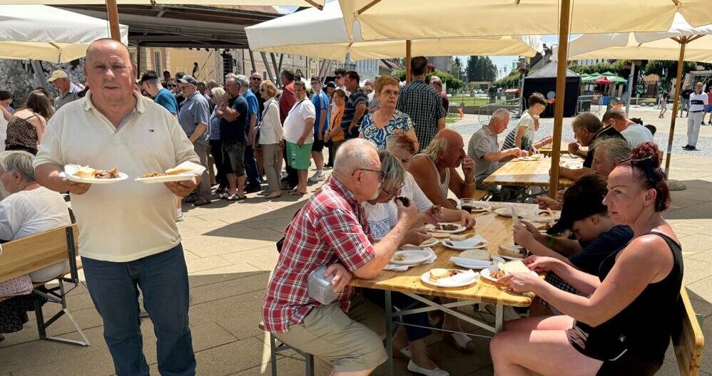 [FOTO/VIDEO] SPECIJALITET SPRAVIŠČA Vol na ražnju i tamburaši u Križevcima