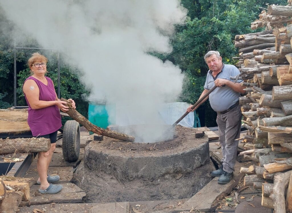Đuro Posilović u Zrinšćini se bavi ugljenarstvom: Moji preci su se time bavili, imam tri zidane ugljenice