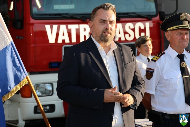 Cn9a3359 800x800 Equal