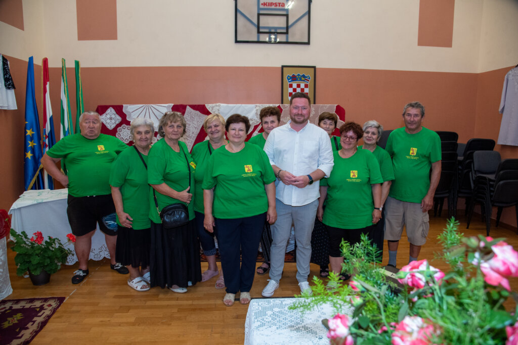 [FOTO] Udruga umirovljenika općine Farkaševac pripremila izložbu “Zlatne ruke našeg zavičaja”