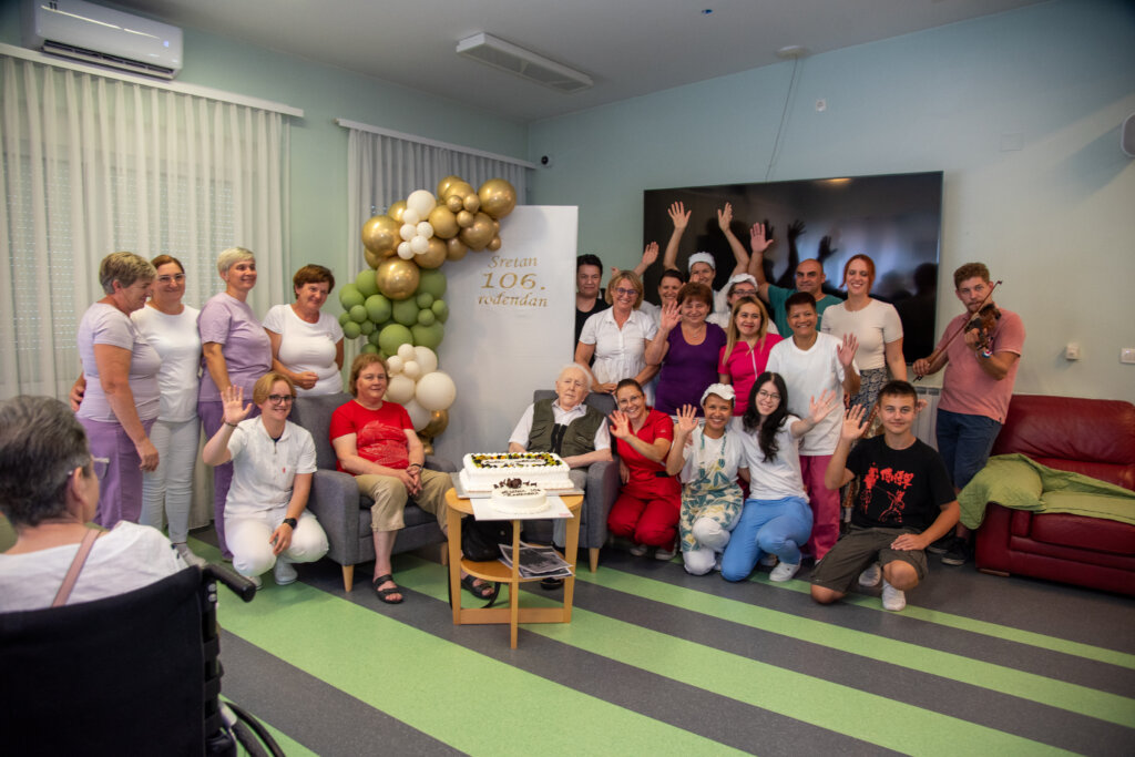 [FOTO/VIDEO] JEDAN OD NAJSTARIJIH HRVATA Zdenko Premzl u Križevcima uz tortu i violinu proslavio 106. rođendan