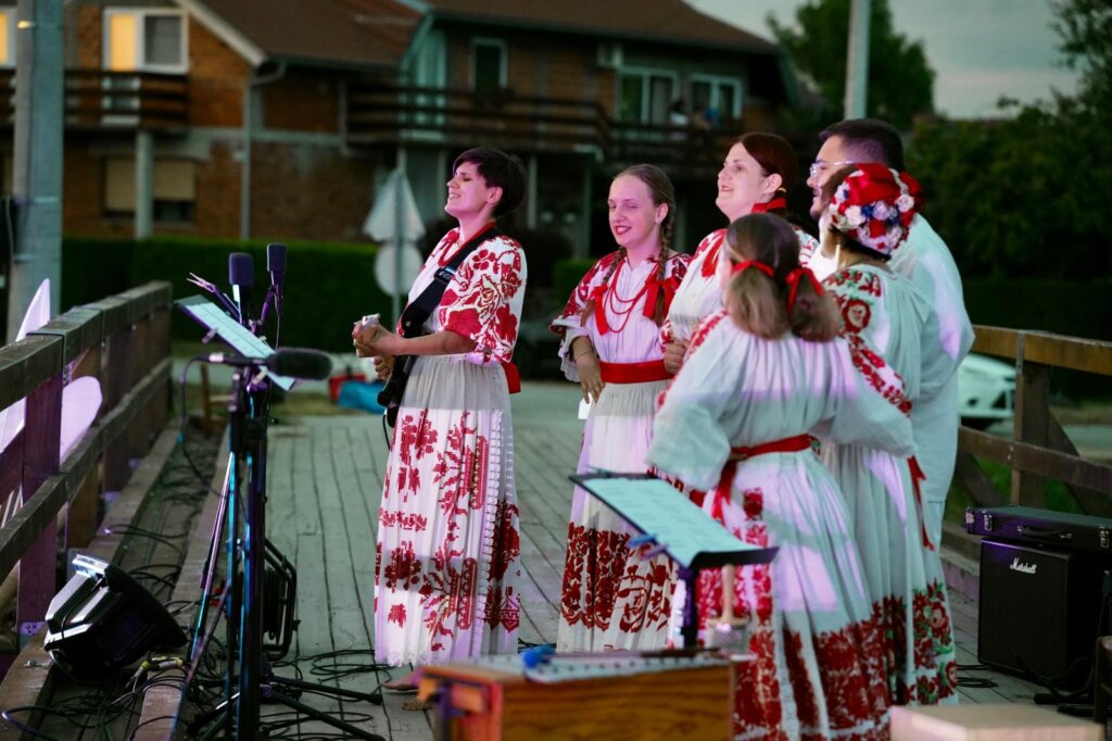 [FOTO] U Lonjici održana glazbena čarolija “Pod zvjezdanim nebom”
