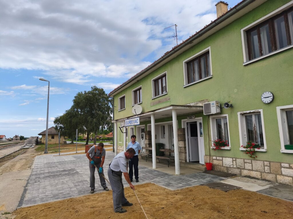 [FOTO] Uređen je okoliš željezničkog kolodvora u Đurđevcu