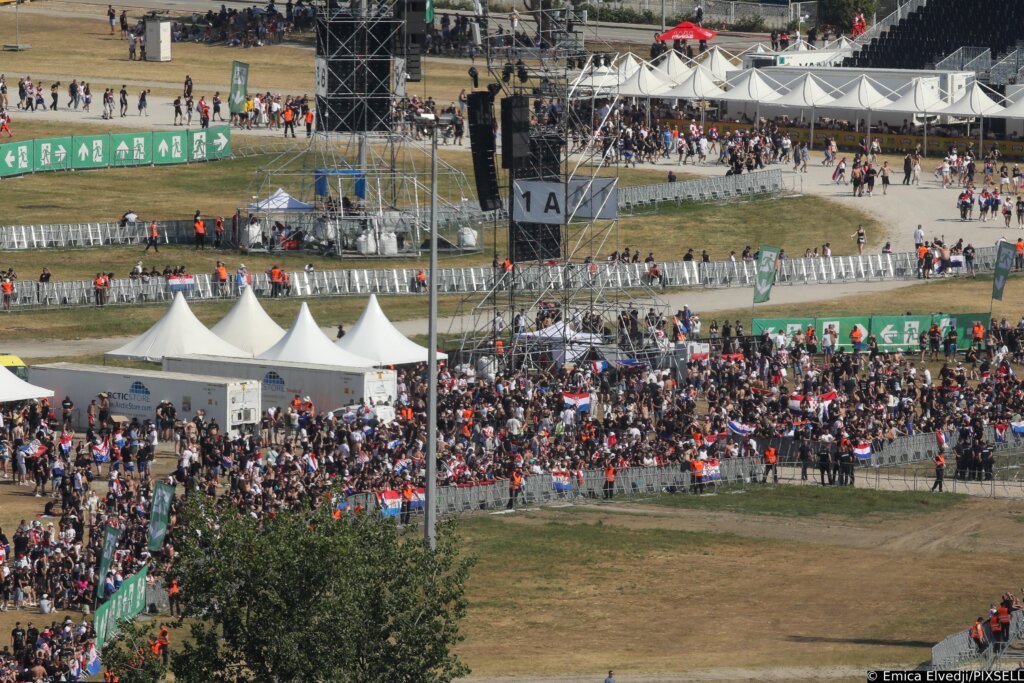 Rijeke ljudi slijevaju se prema Hipodromu, gužve na ulazima, zatvoren Avenue Mall
