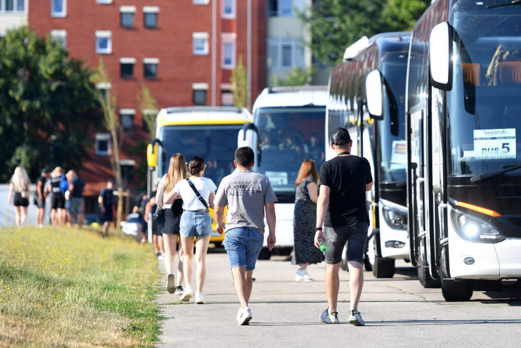 Iz sata u sat gužve prema Zagrebu sve veće, stižu posjetitelji Thompsonova koncerta