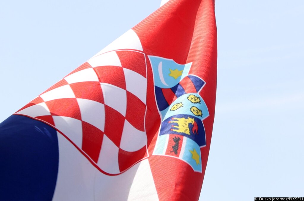 Maloljetna osoba zapalila hrvatsku zastavu na trgovini