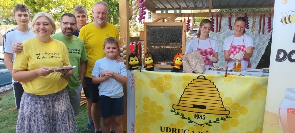 07c5fc10 E72c 4afb A2b1 70ca2a37fbdc