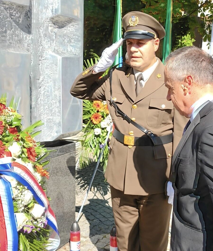 56713b21 Aca5 4869 Be45 C27f3b2041da