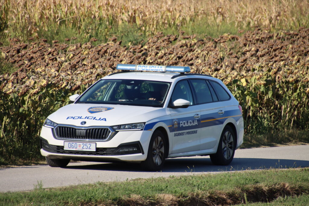 KOD KRIŽEVACA Mladi vozač završio u putnom jarku, došlo je do prevrtanja vozila