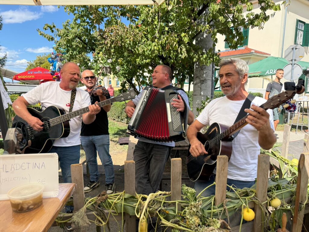 [FOTO] KAJ SU JELI NAŠI STARI Danas završava najveća vrbovečka manifestacija