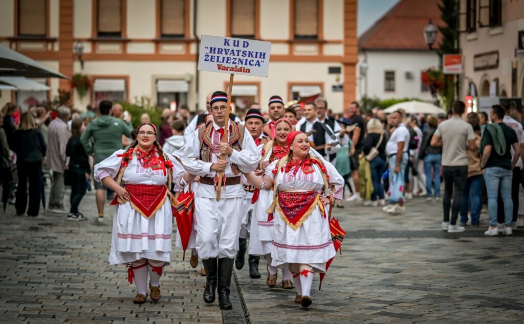 [FOTO] Nastupili članovi KUD-a Hrvatskih željeznica, svaki dan čeka vas nova gastro-ponuda