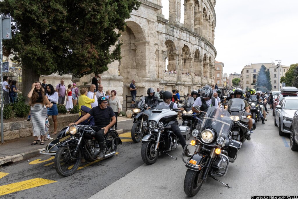 Defile Kroz Pulu Na Najvećem Susretu Croatia Bike Week