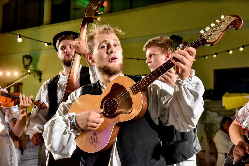 Špancirajte i u atriju Županijske palače: Čekaju vas fina tradicijska jela, kolači i vrhunska vina, u subotu nastup KUD-a HŽ-a