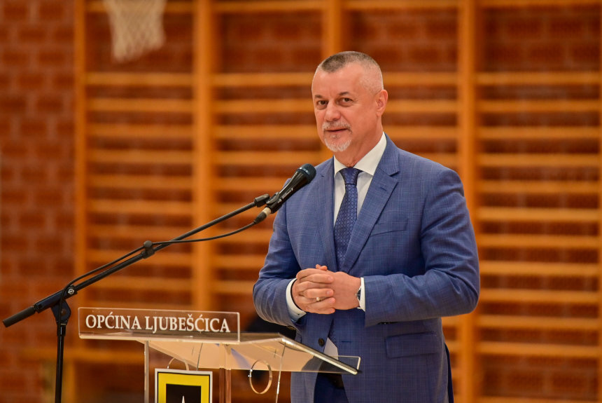 Ljubescicasvecanasjednica 20 2876 20of 20113 29 688d1a022c55d 860xr