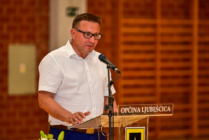 Ljubescicasvecanasjednica 20 2898 20of 20113 29 688d1a04b0de7 860xr