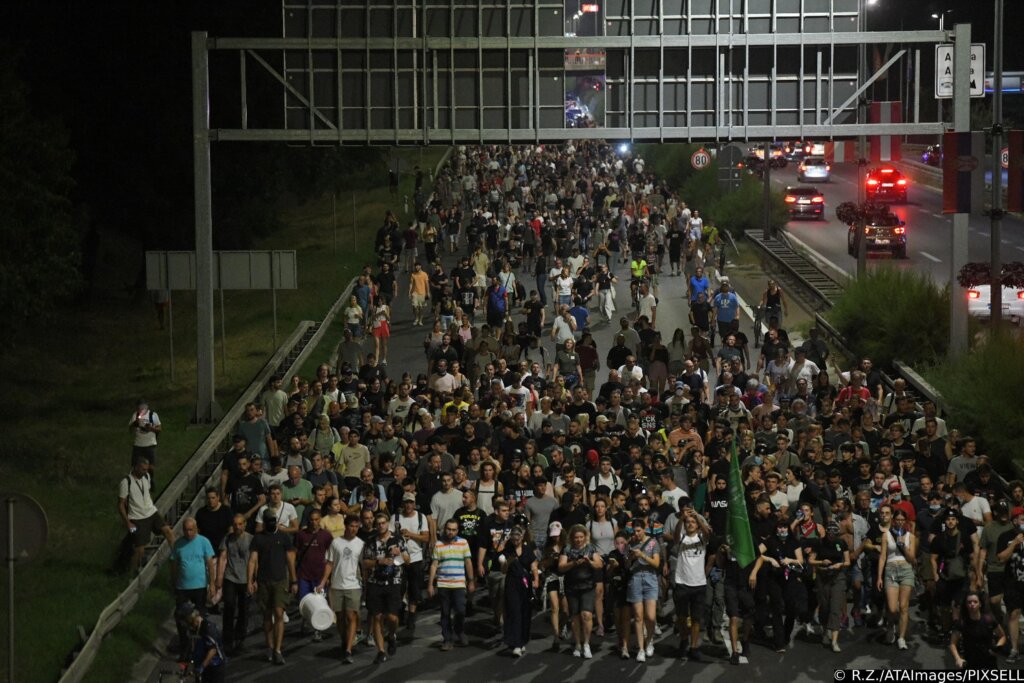 Novi prosvjedi u Srbiji, zapadni mediji pišu da Vučiću “kod kuće ponestaje puta”