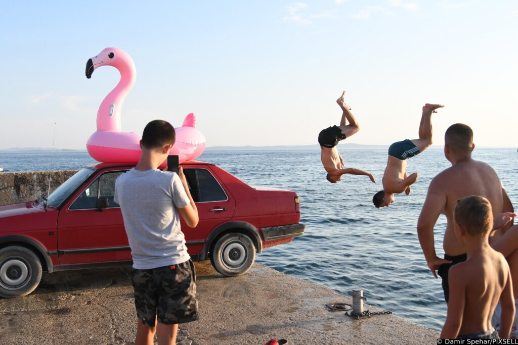 [VIDEO] Parkirali auto uz more i napravili skakaonicu