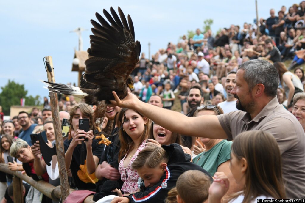 [VIDEO] Sokolari iz Slovačke – najveća atrakcija trećeg dana Renesansnog festivala