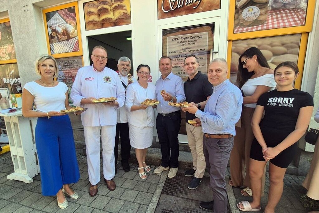 [FOTO] Župan Stričak otvorio „Štrukljec“ OPG-a Vrata Zagorje na Varaždinskom placu