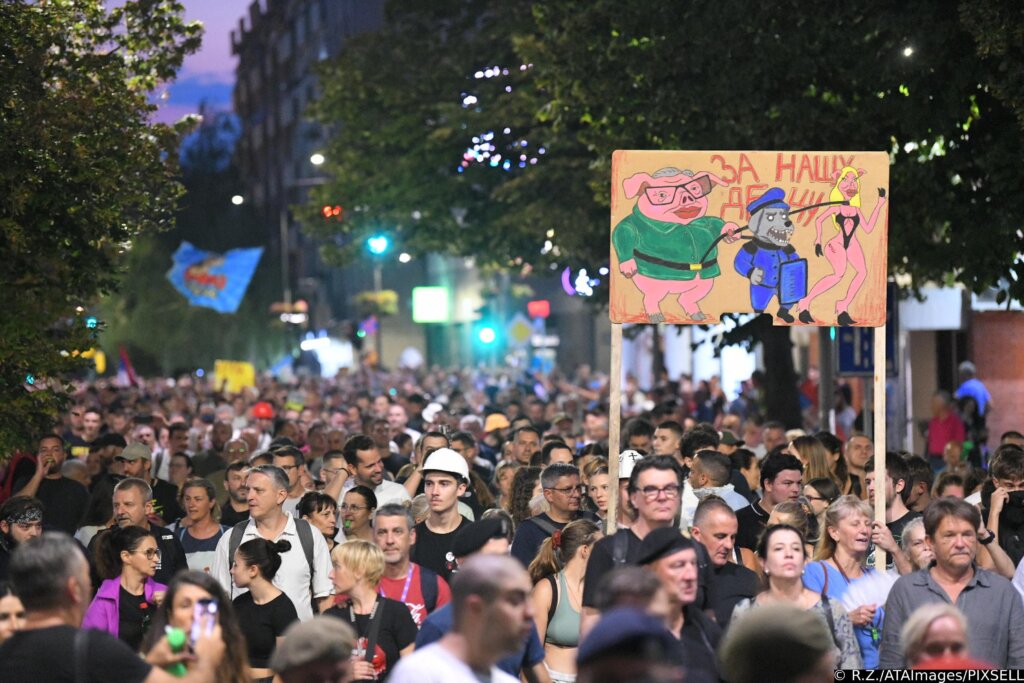 Srbija: Novi neredi na protuvladinim prosvjedima, demolirane prostorije SNS-a