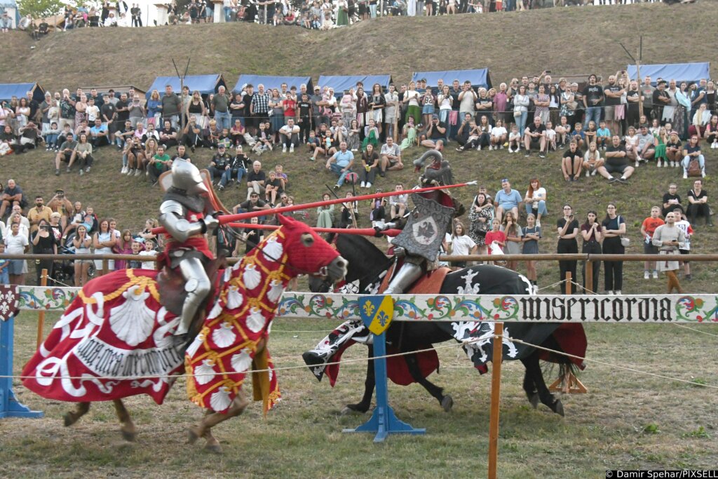 [VIDEO] Viteške borbe na konjima oduševile posjetitelje Renesansnog festivala u Koprivnici