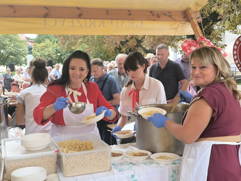 [FOTO/VIDEO] Proščenje u Križevcima – besplatan paprikaš, tamburaši, radionice, izložbe…