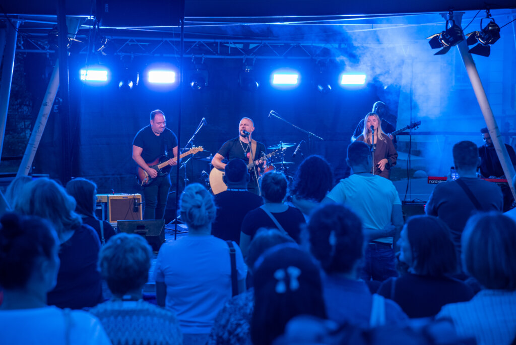 [FOTO/VIDEO] Križevci i Alan Hržica pjevali zajedno