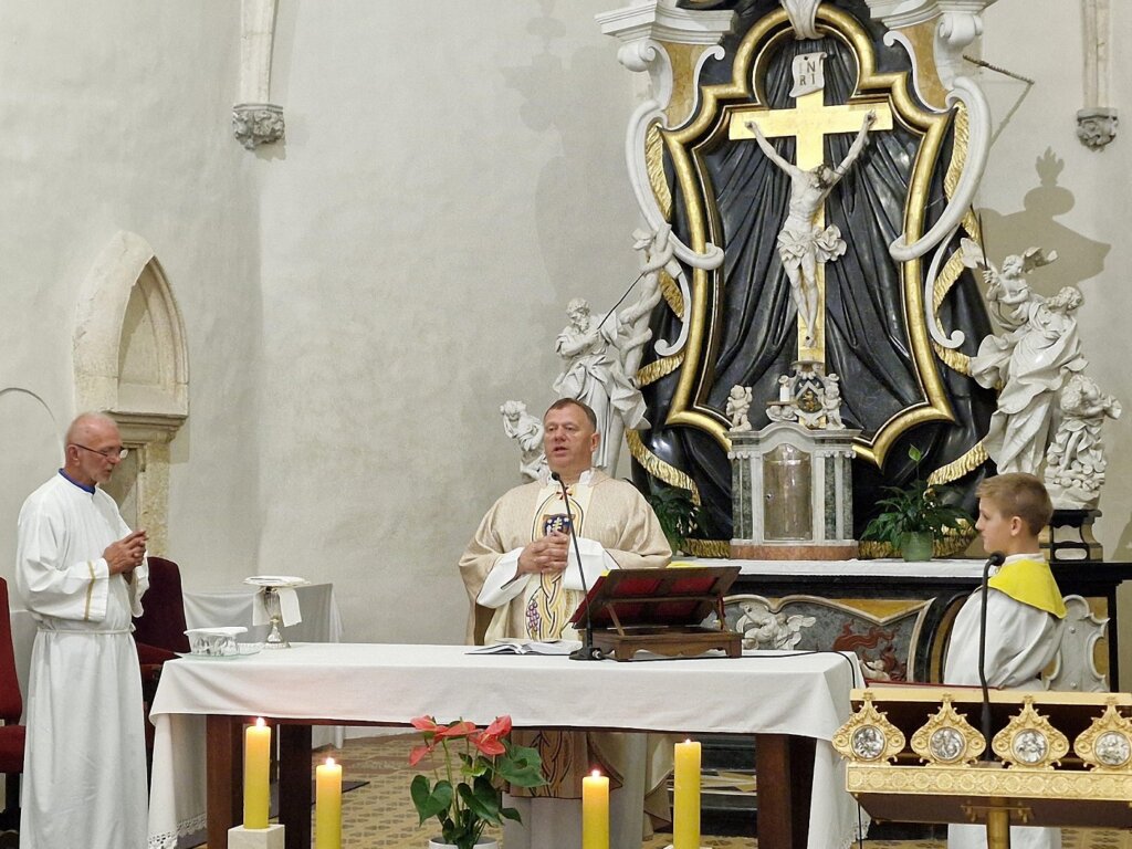 05 Preč. Stjepan Soviček Služi Misu